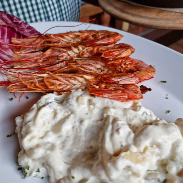 Grigliatina di gamberoni con insalata di patate  #rivadelgarda #kapuziner #ristorantetipico 